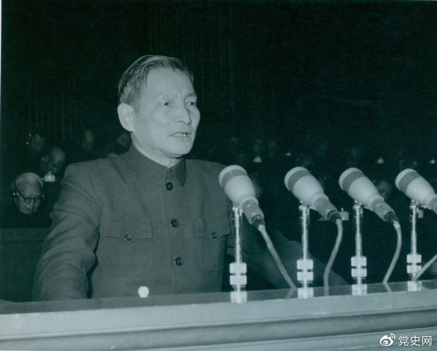 1956年12月，陳云在中華工商業(yè)聯(lián)合會(huì)第二屆會(huì)員代表大會(huì)上作報(bào)告。