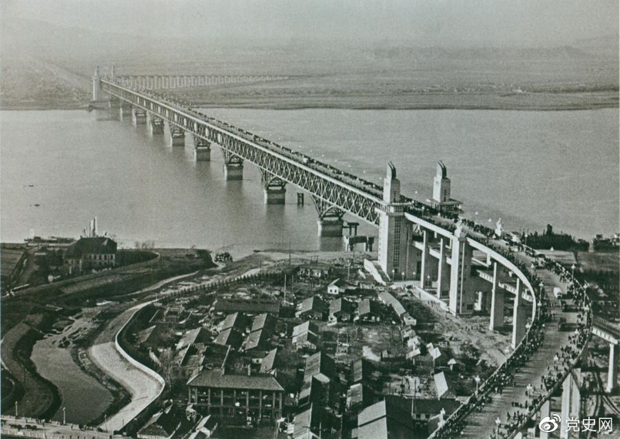 1968年12月29日， 南京長(zhǎng)江大橋全面建成通車(chē)。這是當(dāng)時(shí)中國(guó)自行設(shè)計(jì)建造的最大的鐵路、公路兩用橋。